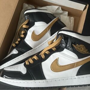 Jordan Men's Sneakers in Black and Gold